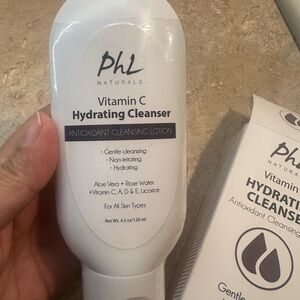 Vitamin C Hydrating Cleanser - White